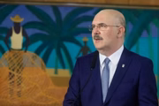 Durante a pandemia, Milton também criticou professores que defendiam a vacinação de crianças para o retorno das aulas. “Infelizmente, alguns maus professores fomentam a vacinação deles, que foi conseguida. Agora, querem a imunização das crianças. Depois, com todo o respeito, para o cachorro, para o gato. Querem vacinação de todo jeito. O assunto é: querem manter escola fechada”, disse
