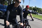 Vice-presidente, general Mourão, passeando de bicicleta, próximo ao Palácio da Alvorada