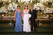 Mãe e tio da noiva comemoram a celebração