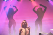 Ele ficou famoso com a música Sol