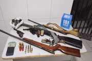 Armas encontradas no local