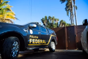 Carro da PF na sede do Solidariedade em Brasília