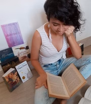 Com o isolamento, ela resolveu criar uma conta no TikTok e se tornou uma inspiração para várias pessoas com deficiência. "Recebo muitas mensagens elogiando minha coragem", diz 
