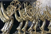 Foto colorida de troféus do Emmy Awars, maior prêmio da televisão mundial