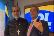 Padre Kelmon ao lado do presidente do PL, Valdemar Costa Neto, em ato de filiação