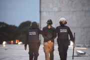 Manifestantes são presos no fim da tarde deste domingo (8/1)