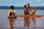 Para enfrentar o calor, o Ministério da Saúde recomenda que as pessoas bebam bastante água, evitem atividades físicas e exposição ao sol em horários mais quentes do dia