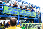 Eduardo Bolsonaro, filho do presidente, discursa em evento chamado de "Marcha da Família contra as drogas"