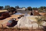 Material de construção nos lotes: trabalho dos moradores continua