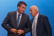 Ministro Luiz Eduardo Ramos em conversa ao pé do ouvido com o presidente Jair Bolsonaro