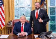 Donald Trump e o aliado Jason Miller, alvo de decisões de Moraes