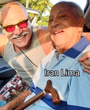 Iran Lima posa com o ator que viveu o Paulo Cintura na Escolinha