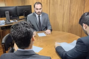 Carlos Bolsonaro em reunião em um gabinete no Planalto