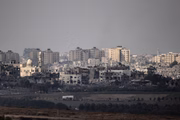 Uma visão da devastação na cidade de Beit Hanoun da cidade israelense de Sderot após ataques aéreos israelenses em 16 de outubro de 2023