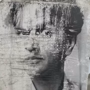 Retrato de Caetano Veloso. O fotógrafo criou um novo projeto a partir do material danificado pela água
