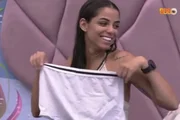 Key Alves segura cueca do Gustavo 