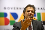 O ministro da Fazenda, Fernando Haddad, após reunião no Planalto, realiza coletiva de imprensa no auditório do Ministério da Fazenda