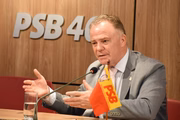 Casagrande, do PSB, é o único homenageado a integrar um partido governista