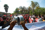 MTST faz manifestação em frente à mansão de Flávio Bolsonaro no Lago Sul, em Brasília