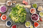 <b>Dieta MIND</b> Inspirada nas dietas Mediterrânea e Dash, a MIND é feita especificamente para otimizar a saúde do cérebro, cortando qualquer alimento que possa afetar o órgão. Um estudo feito pelo Instituto Nacional de Envelhecimento dos Estados Unidos descobriu que os pacientes que seguiram a dieta diminuíram o risco de Alzheimer de 35% a 53%, de acordo com o quão bem seguiram as recomendações