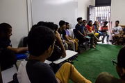 O professor em um momento de aula presencial