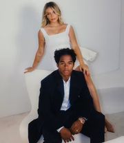 Endrick e Gabriely Miranda posam para um álbum do casamento