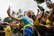 Deputado Zé Trovão com apoiador