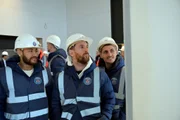 Neymar, Messi e Verratti observam as obras