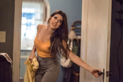 <b>A nova tia May</b>. Aos 52 anos, Marisa Tomei faz uma tia May mais jovem que as clássicas versões da personagem, geralmente associada a mulheres idosas. Desta vez, a figura materna do Homem-Aranha é lançada num cenário de incertezas que, já de cara, não conta com a presença do tio Ben, pivô de crises existenciais de Peter Parker nos quadrinhos e nos filmes com Tobey Maguire. A expectativa é que a nova tia May funcione como a grande protetora do herói adolescente em futuras aventuras.