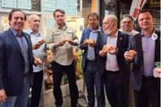 Bolsonaro e ministros divulgaram foto nas redes sociais, na noite de domingo (19/9), na qual comem uma pizza numa calçada de Nova York