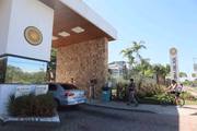 Policiais realizaram nesta manhã buscas na casa do cantor Nego do Borel, no Recreio dos Bandeirantes, RJ. Uma quantia de R$ 470 mil foi apreendida no interior da residência