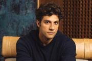 Mavi (Chay Suede).