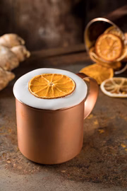O Rubaiyat oferece entre as mais pedidas o tradicional Moscow Mule (R$ 32), feito com vodca, soda de gengibre e espuma de limão. Outra pedida do cardápio é o Rabo de Galo (R$ 32), mistura que leva o nome em português do tradicional "cocktail" e é feita com cachaça, cynar, angostura e limão