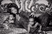Rihanna posa ao lado dos filhos Rza (direita) e Riot (esquerda)