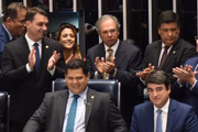 Senado aprova em 2º turno a reforma da Previdência. Com a presença do ministro Paulo Guedes, senadores comemoram 