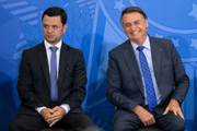 Ex-presidente Jair Bolsonaro ao lado do então ministro da Justiça, Anderson Torres, em fevereiro de 2022