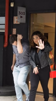 Camila Moura e homem desconhecido escondendo o rosto em saída de motel
