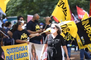 Com trio elétrico e bateria, os manifestantes são embalados pela música “Vida de Gado”, do cantor Zé Ramalho. “É duro tanto ter que caminhar e dar muito mais do que receber”