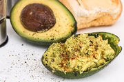 Rico em gorduras boas e nutrientes, o abacate é um superalimento