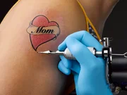A hepatite B também é causada por um vírus e pode ser transmitida por compartilhamento de objetos pessoais, ao realizar tatuagens e procedimentos cirúrgicos sem a devida higiene, durante relação sexual, entre outros. Entre os principais sintomas estão: amarelamento dos olhos, dor abdominal e urina escura