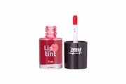 Lip Tint Maça do Amor, da Tracta. Enriquecido com ácido hialurônico e pantenol - R$ 21,90. <a href="https://www.belezanaweb.com.br/tracta-maca-do-amor-lip-tint-7ml" target="_blank" rel="noopener noreferrer">Compre aqui</a>