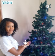 Vitória, 13, sonha com uma família carinhosa e alegre. A adolescente é descrita como amorosa, caprichosa no que faz e obediente