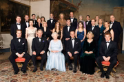 No clique, à frente, William, Charles, rainha Elizabeth, príncipe Philip, Camilla Parker e William