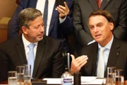 Bolsonaro reunido com Lira, ministros e outros parlamentares no gabinete da presidência da Câmara