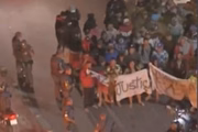 Grupo de pessoas protesta contra ataque sofrido por MC Joninhas