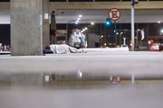 À noite, eles usam o piso da rodoviária e as imediações para dormir