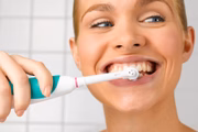 Utilizar a mão não dominante para realizar atividades como escrever, escovar os dentes, folhear um livro ou abrir uma porta, por exemplo, também pode ajudar na memória