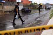 Testemunhas relataram que três homens chegaram em carro preto e atiraram no casal