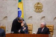 Sai Cármen Lúcia, assume Dias Toffoli: na imagem, o carinho entre a agora ex-presidente e o novo chefe da Suprema Corte