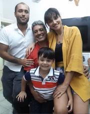 Na mesma semana, ela ainda foi vista usando a aliança, em uma foto com o pai 